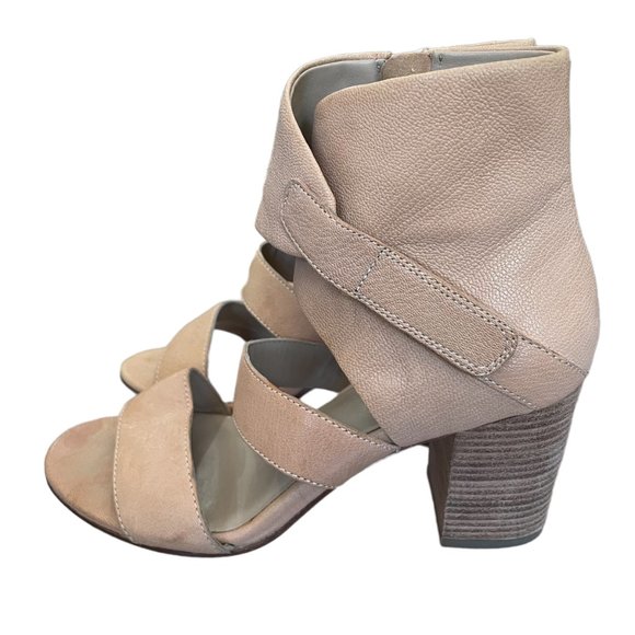 Eileen Fisher Creamy Tan Strappy Stacked Heels with Ankle Wrap Size 6 - Picture 3 of 9